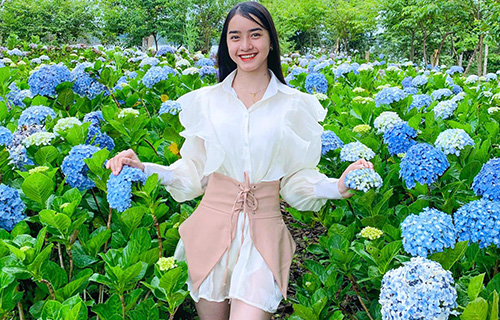Em gái xinh đẹp biến hóa với hàng nghìn bộ váy đẹp
